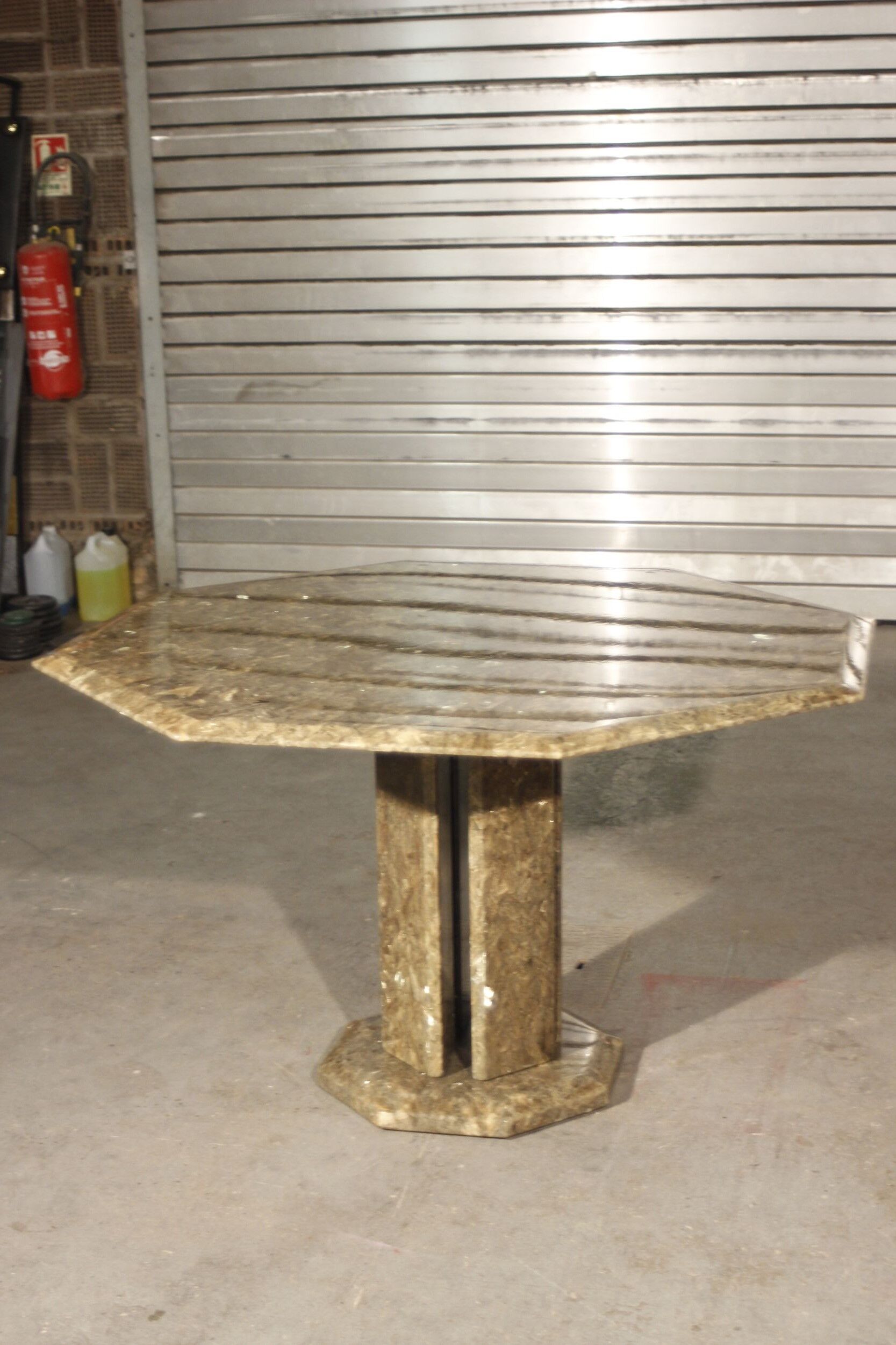 Octagonal post-modernist lounge table in marble beaded massive green quartz, Italy 1970s
