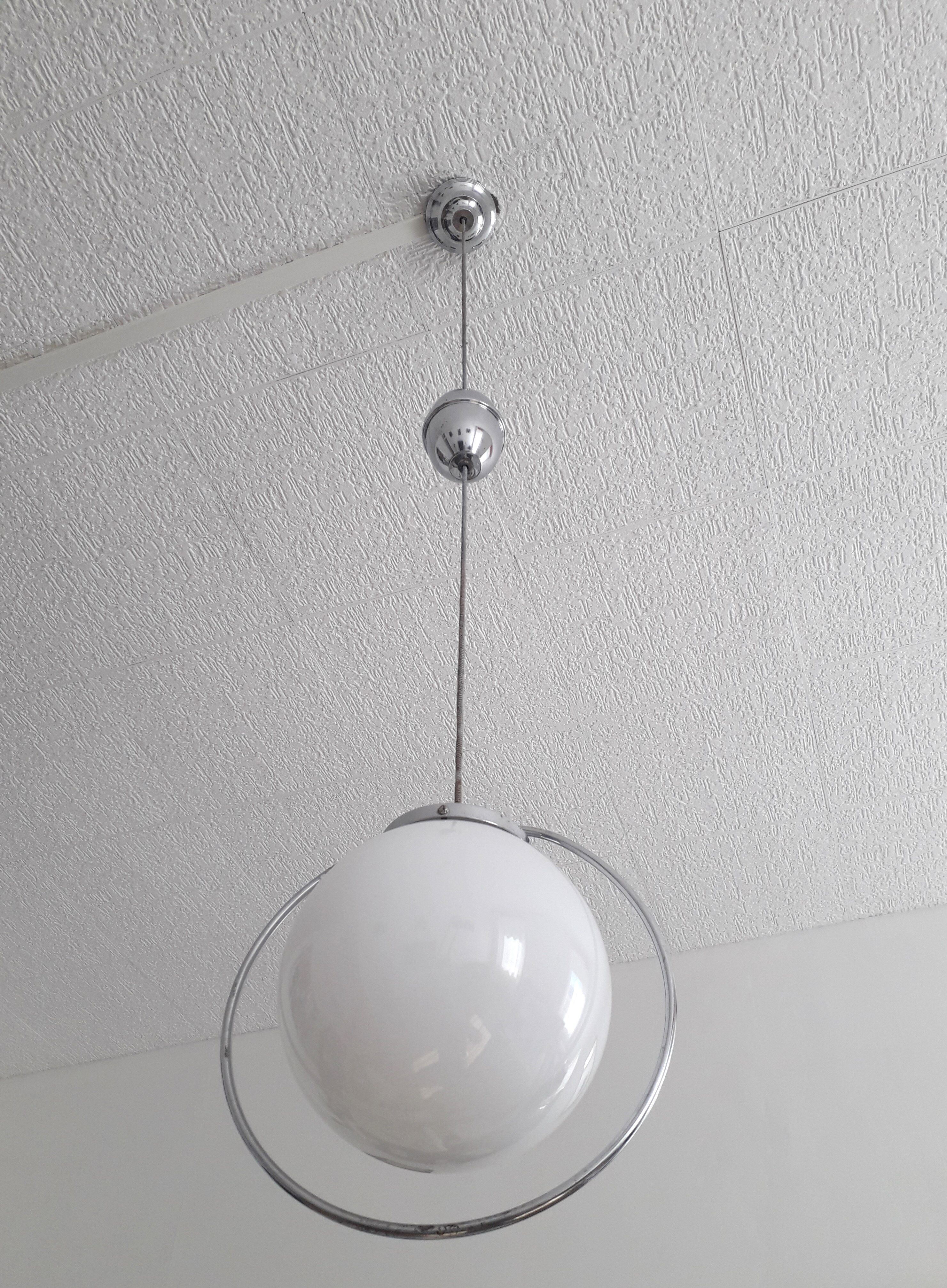 Suspension ''bistrot'' Monte et Baisse - Globe opaline blanche - 1940