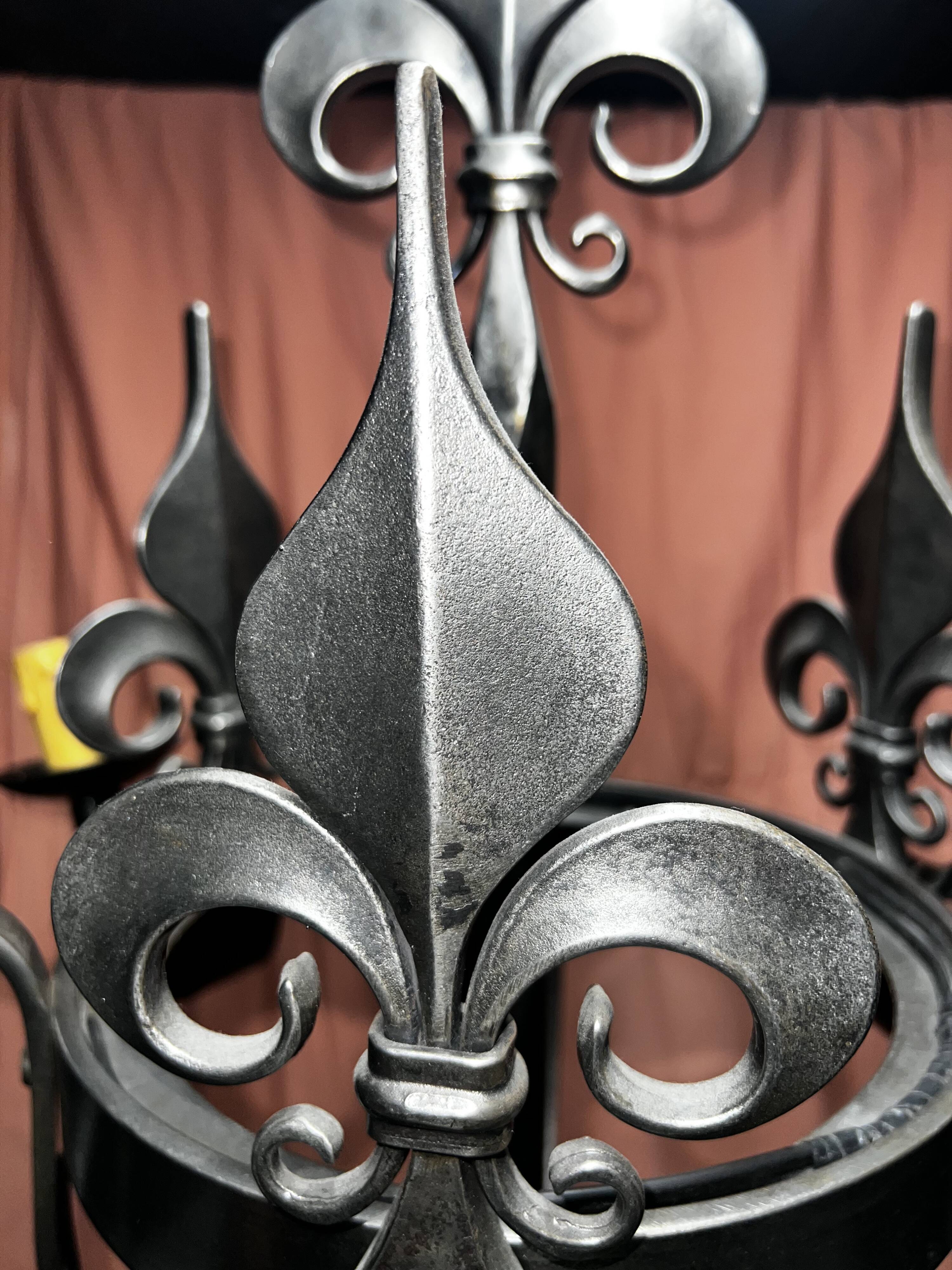 Lampadaire, de style médiéval, en fer fogé