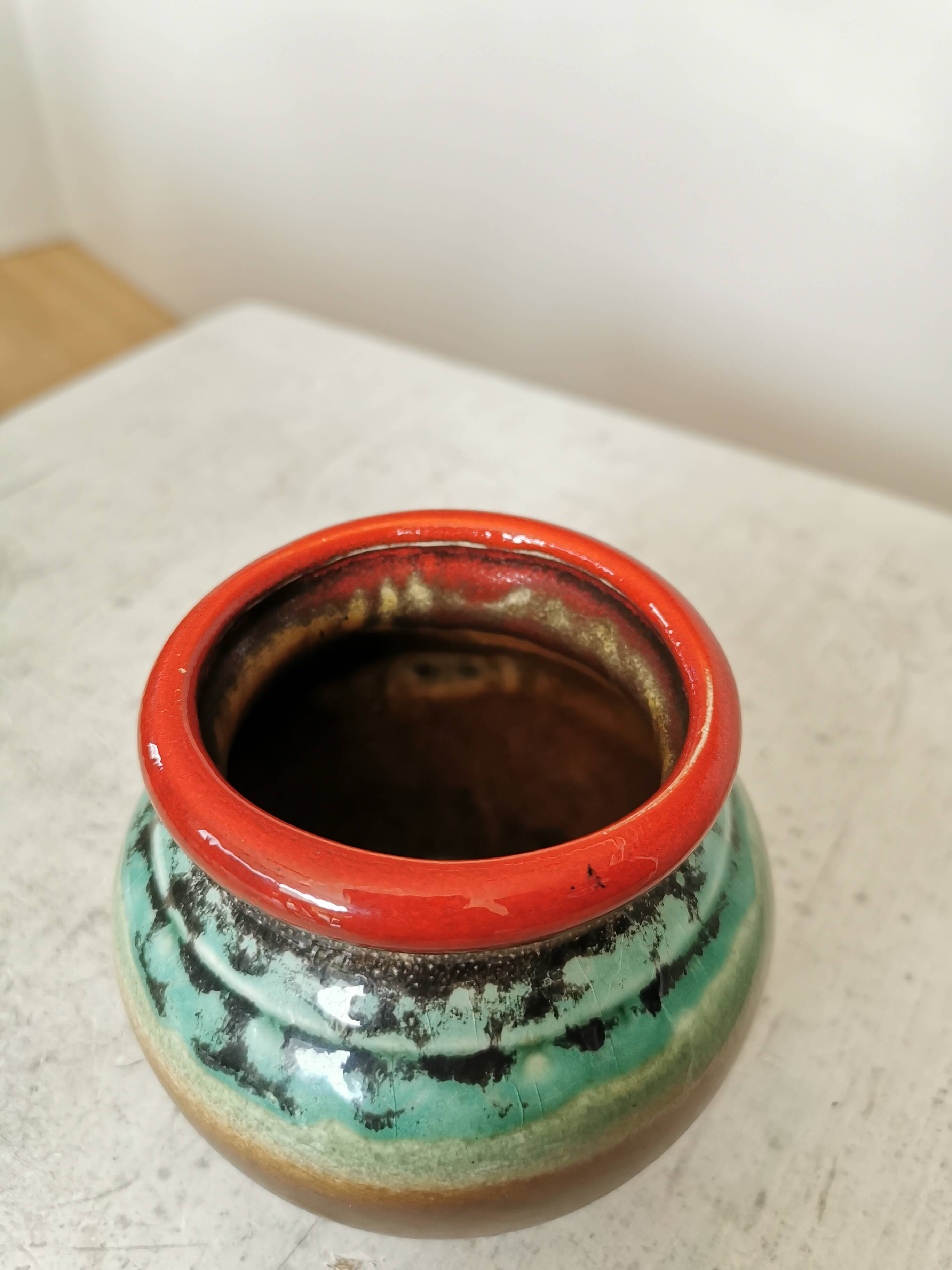 Vase vintage en céramique KIL de Yougoslavie : bordure marron, turquoise et rouge, années 1970