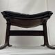 Fauteuil et repose pied Siesta en cuir noir et bois acajou