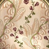 Paire de bergères en bois doré garnies de soie à motifs de fleurs, art déco d’inspiration Louis XVI