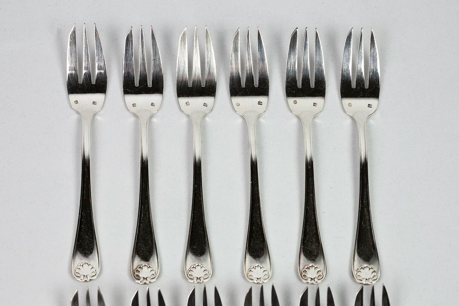 Art Deco silver-plated cake service, shell model, circa 1930.