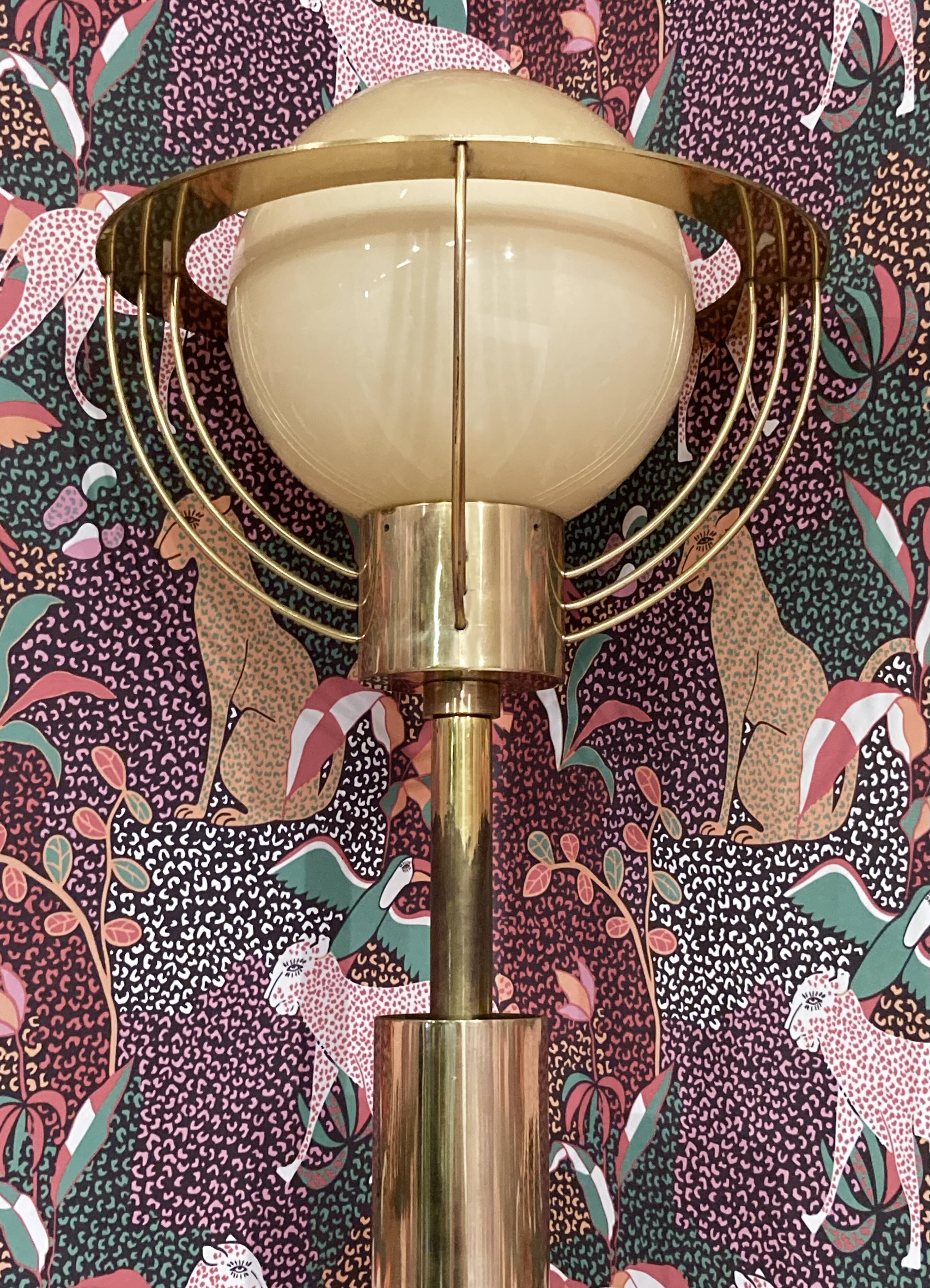 Lampadaire Américain verre et métal 200 cm design 1950.