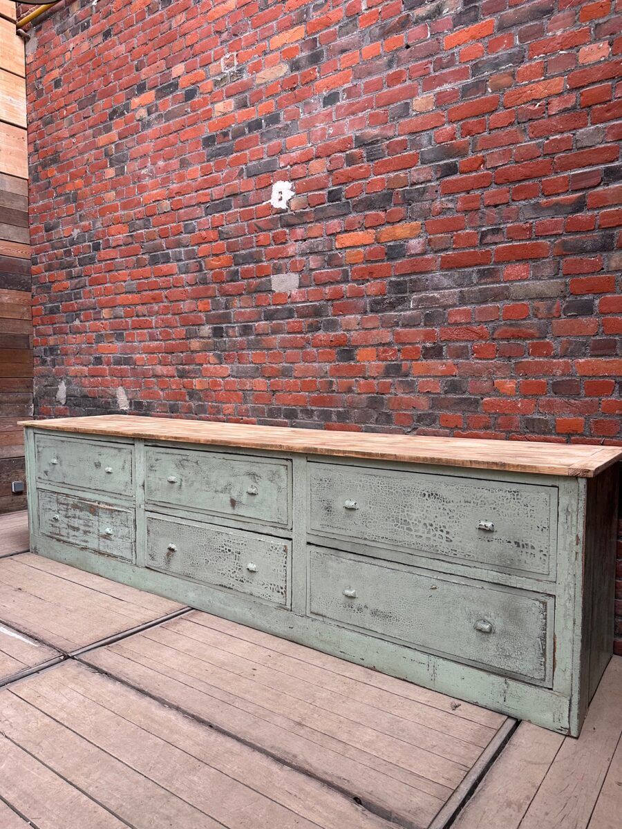Patinated workshop furniture from the early 20th century.