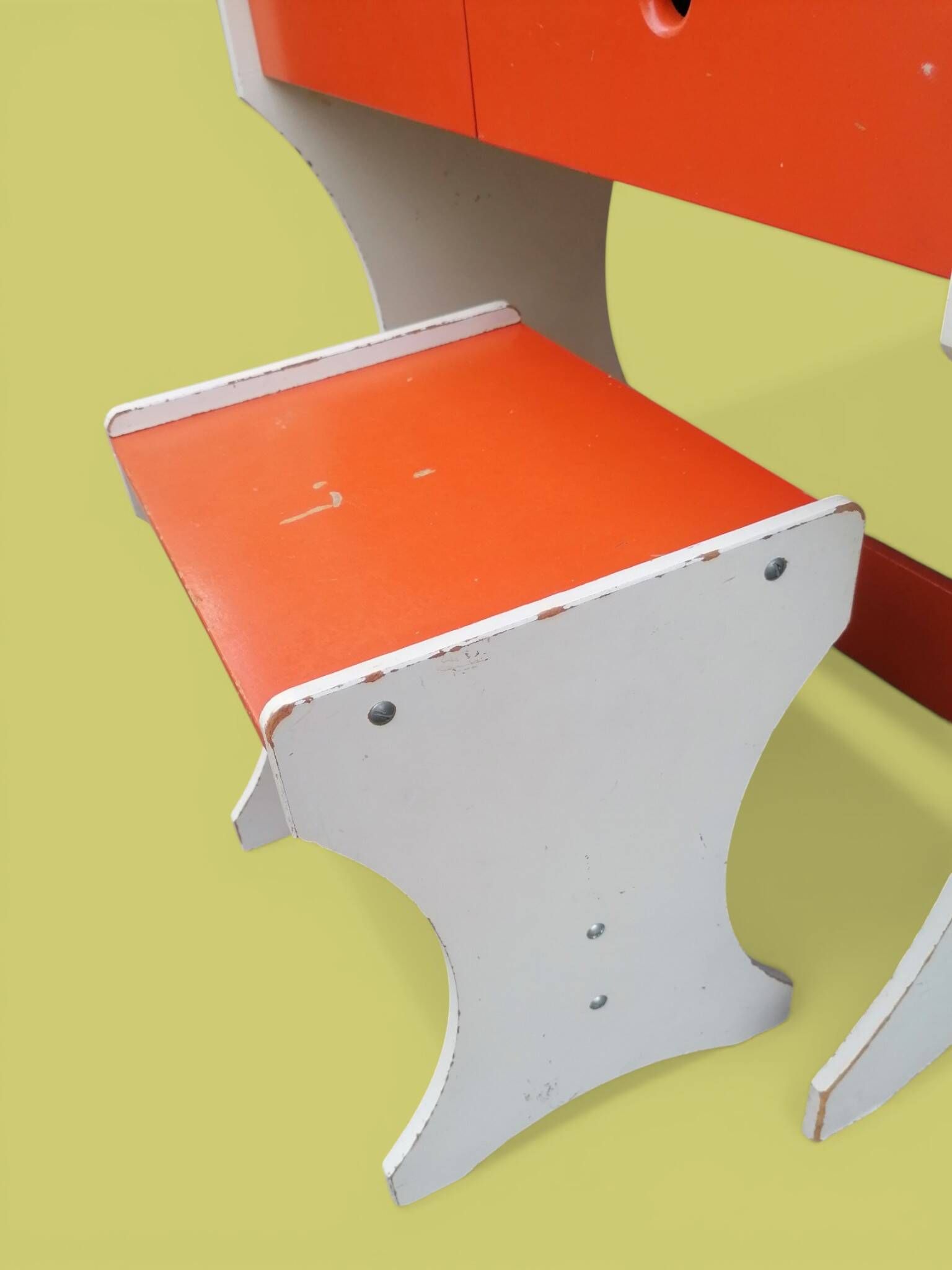 Bureau et tabouret d'écolier en bois peint orange - Années 1950 - 1970.