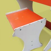 Bureau et tabouret d'écolier en bois peint orange - Années 1950 - 1970.