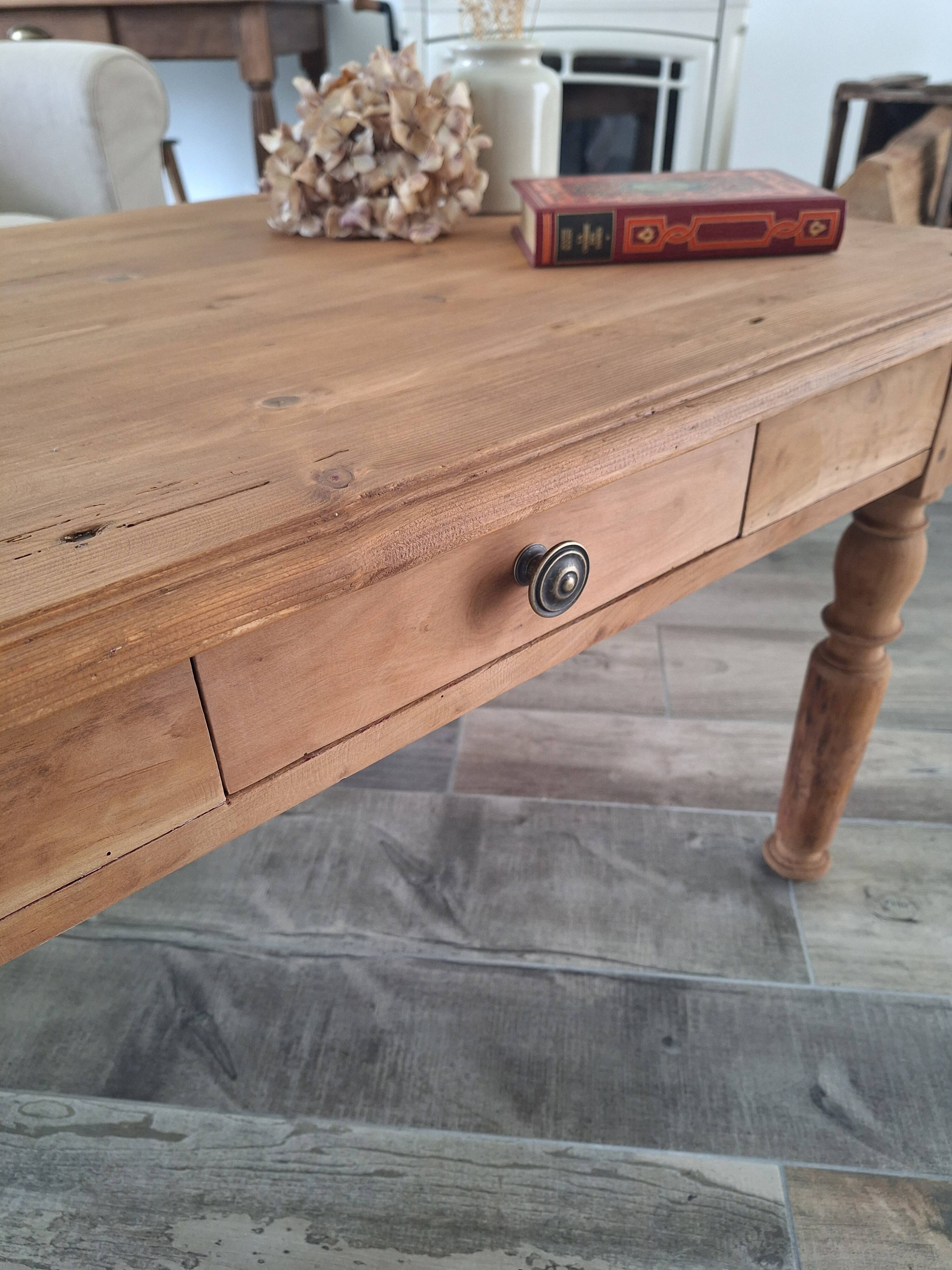 Farmhouse coffee table in solid wood, country style.