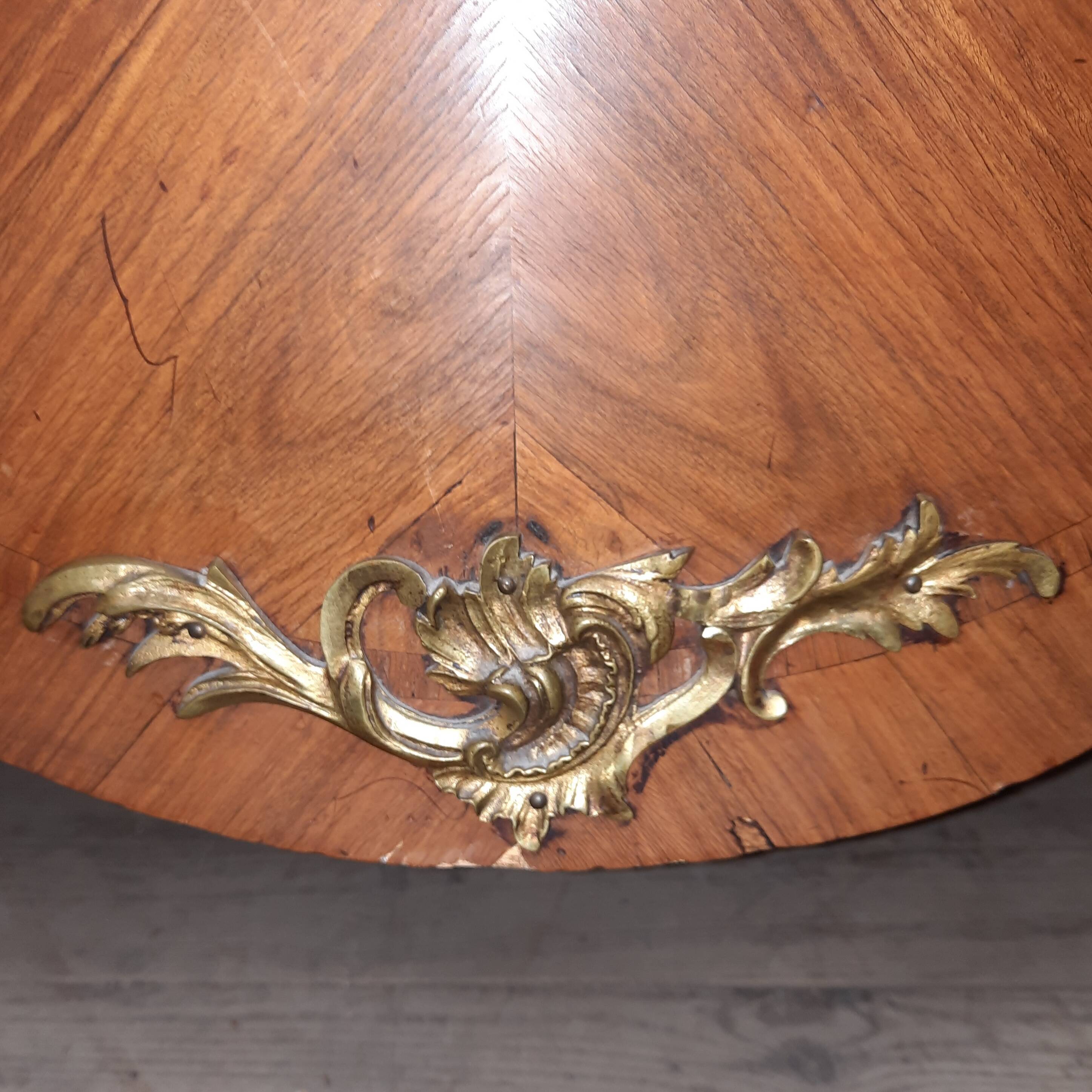 Louis XV style chest of drawers in veneer