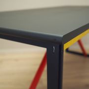 Bureau en acacia, design italien, années 1980, production : Italie