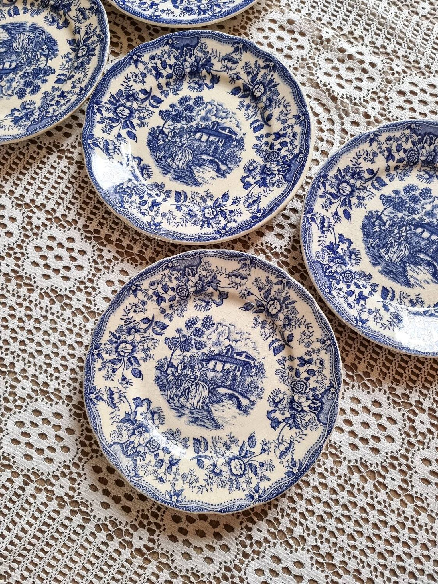 7 assiettes plates, terre de fer, Italie