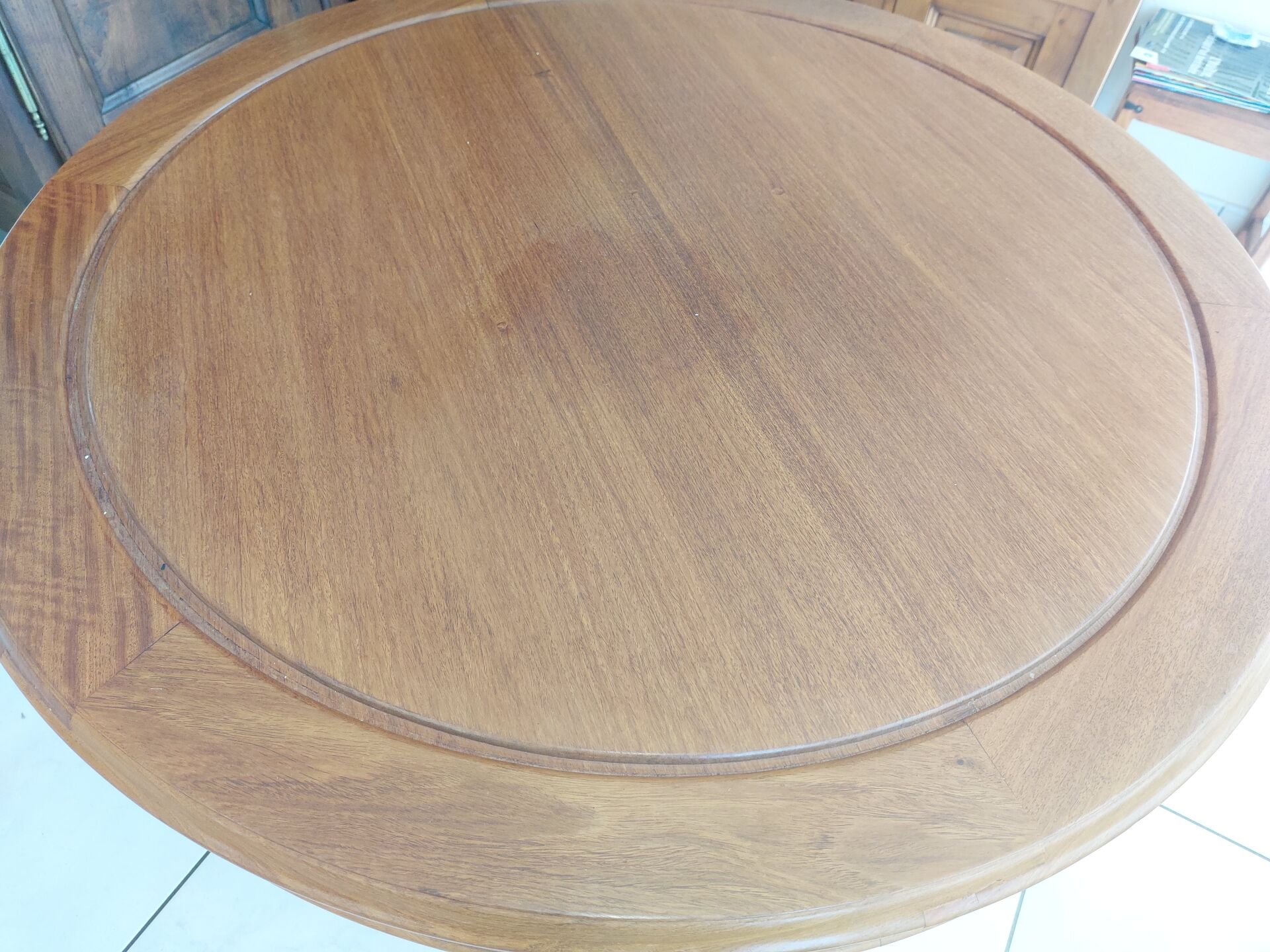 Round table in mahogany