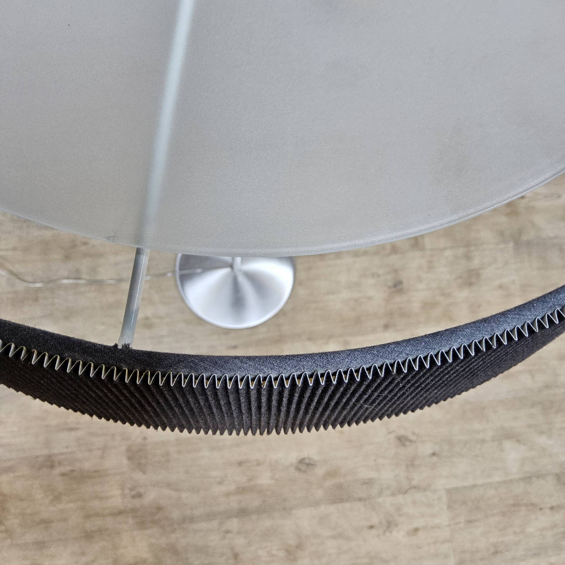 Lampe sur pied Van De Heg design chrome / abat-jour noir strié