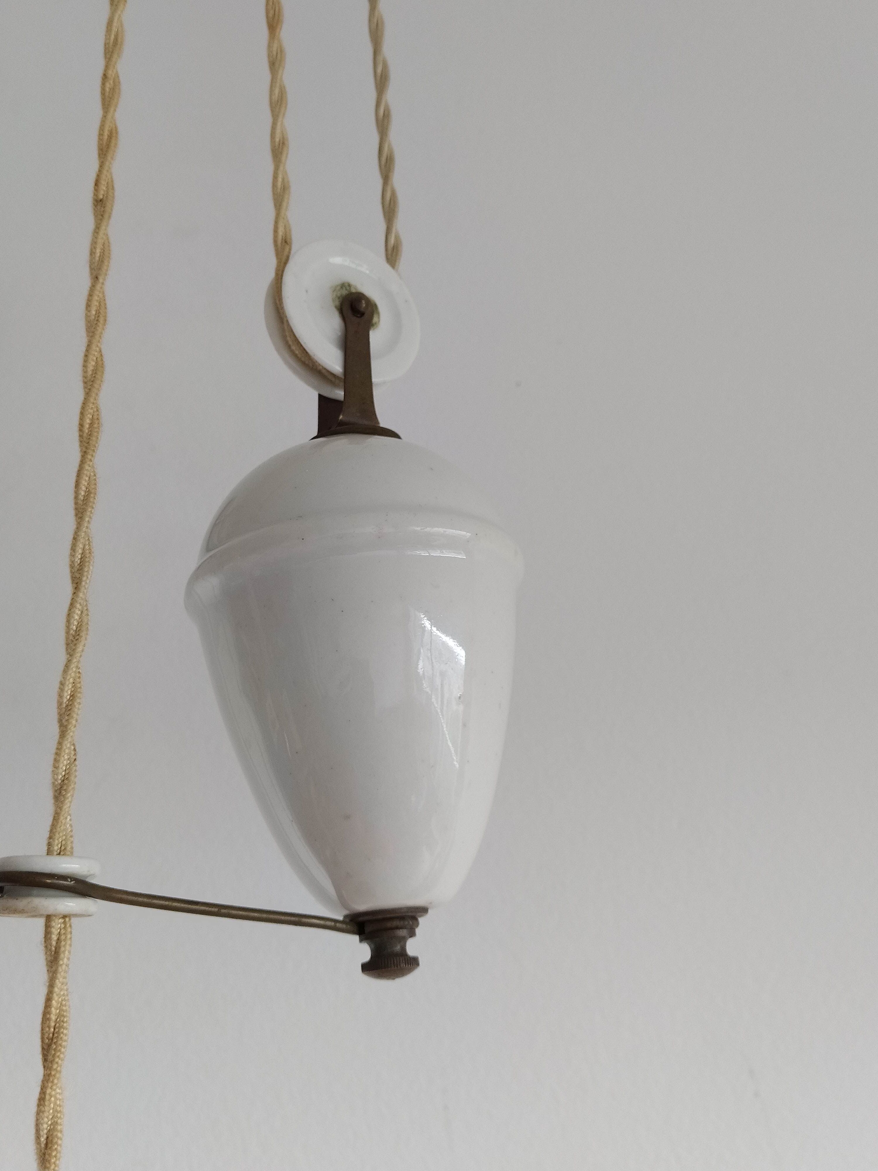 Hanging lamp goes up and down