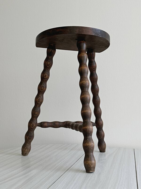 Tabouret tripode ancien en bois torsadé