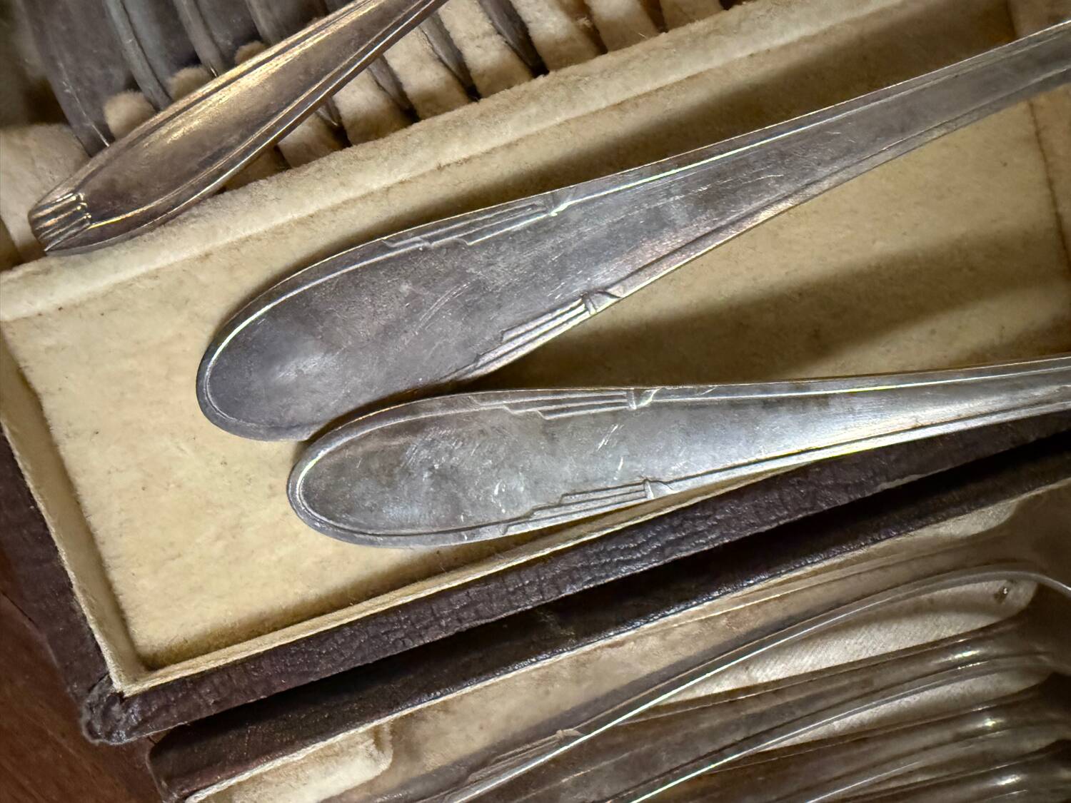 67-piece cutlery set