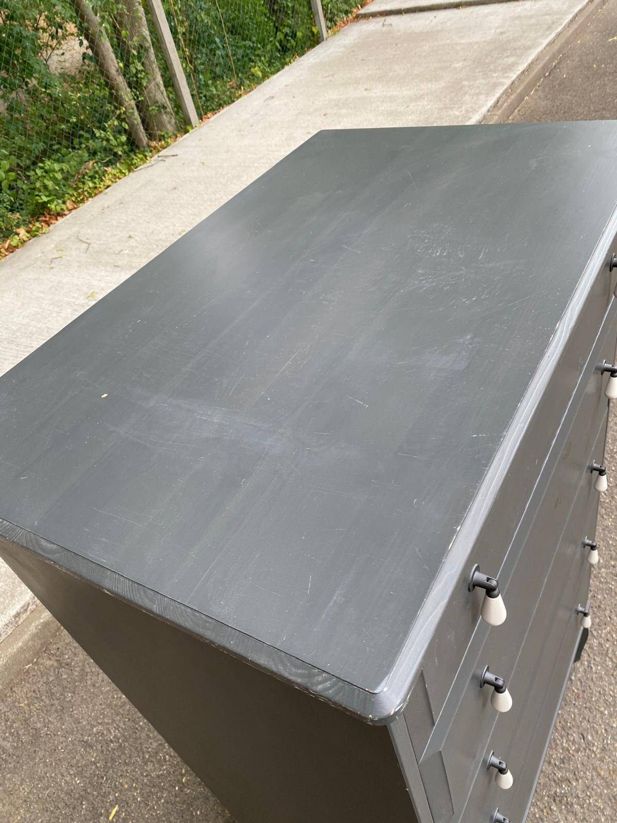 Chiffonnier commode scandinave 5 tiroirs gris anthracite en bois massif