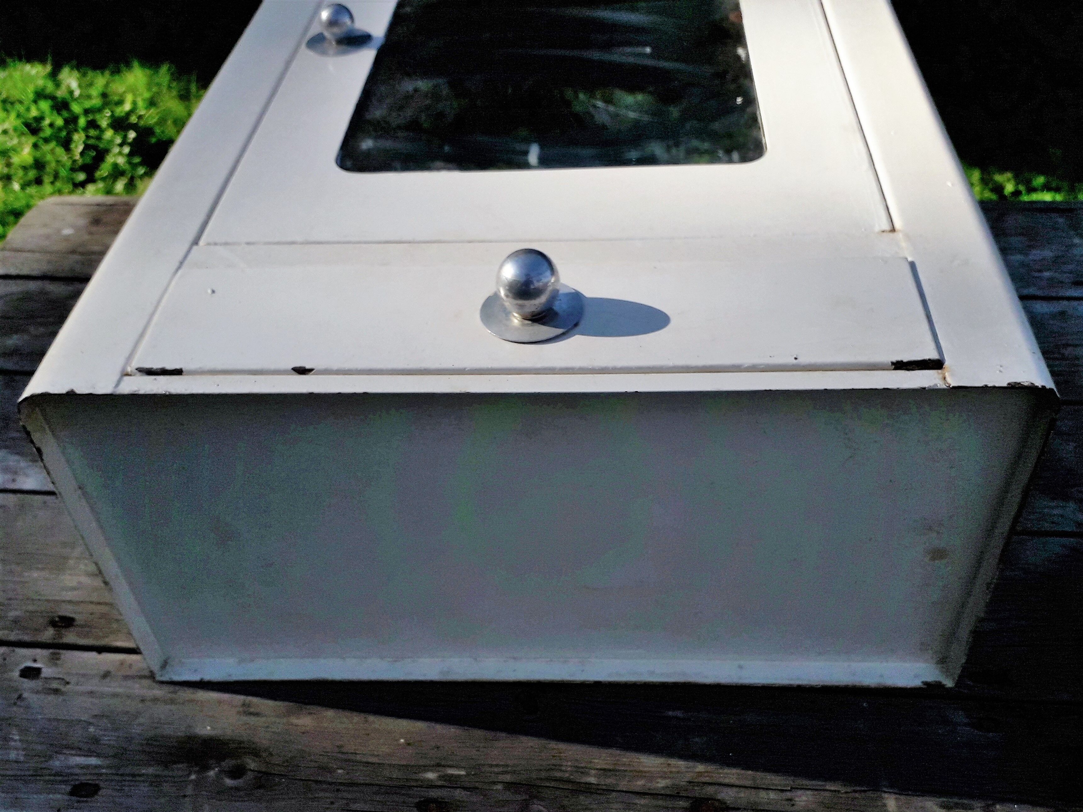 Old bathroom wardrobe in sheet metal of the 50s