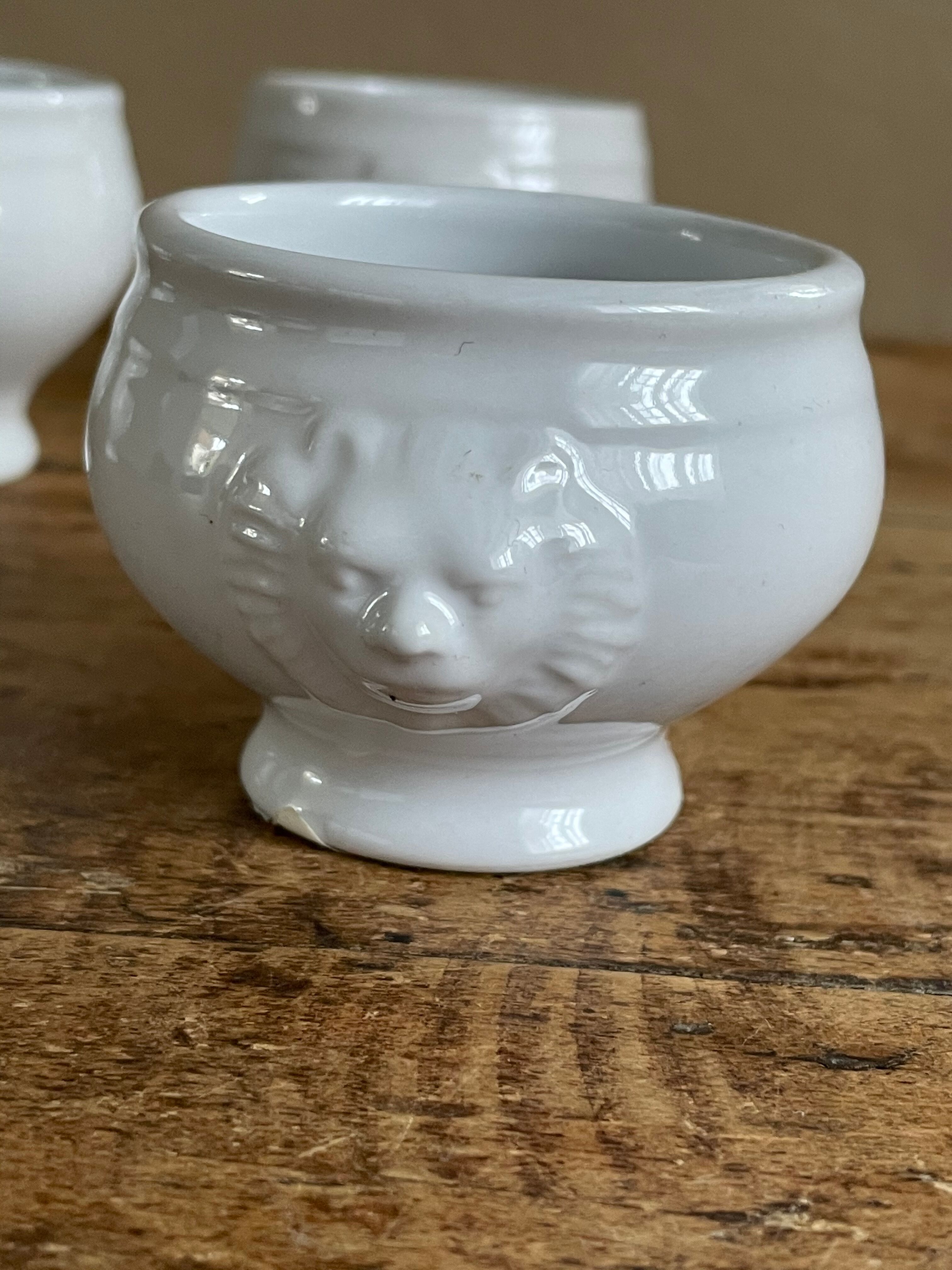 5 coupelles blanches tête de lion