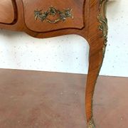 Bureau d'apparat de style Louis XV Dessus de cuir rouge XX siècle