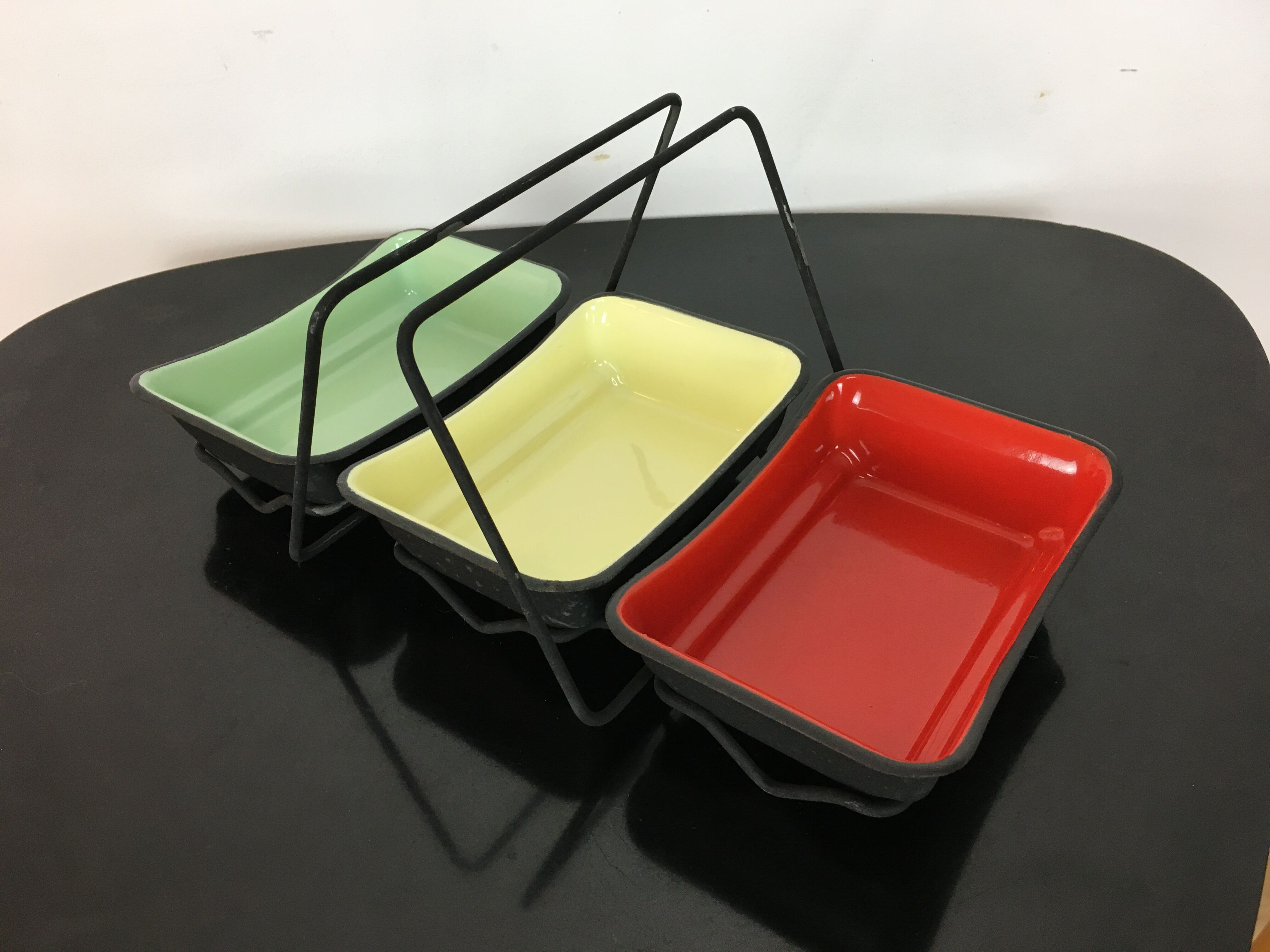 Aperitif service in coloured enamelled sheet metal, cups, ramekins