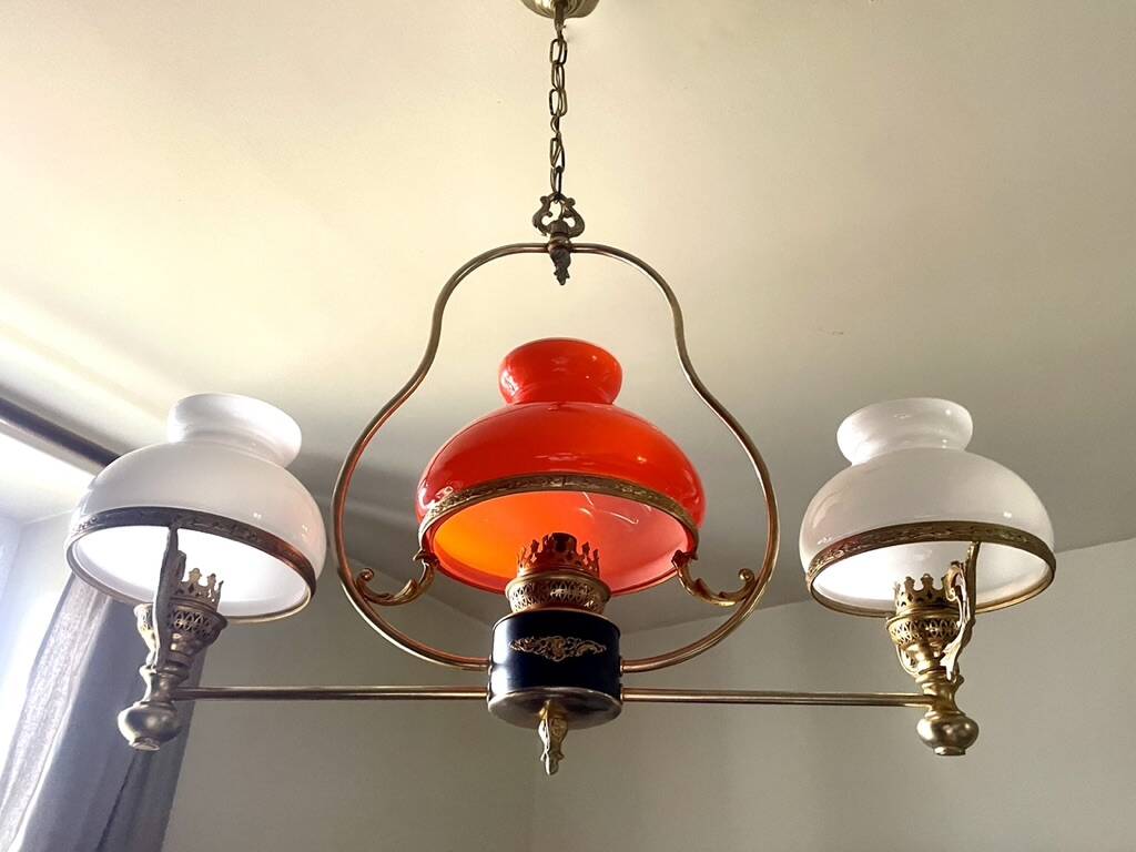 Lustre doré néoclassique aux coupoles blanches et orange 1950