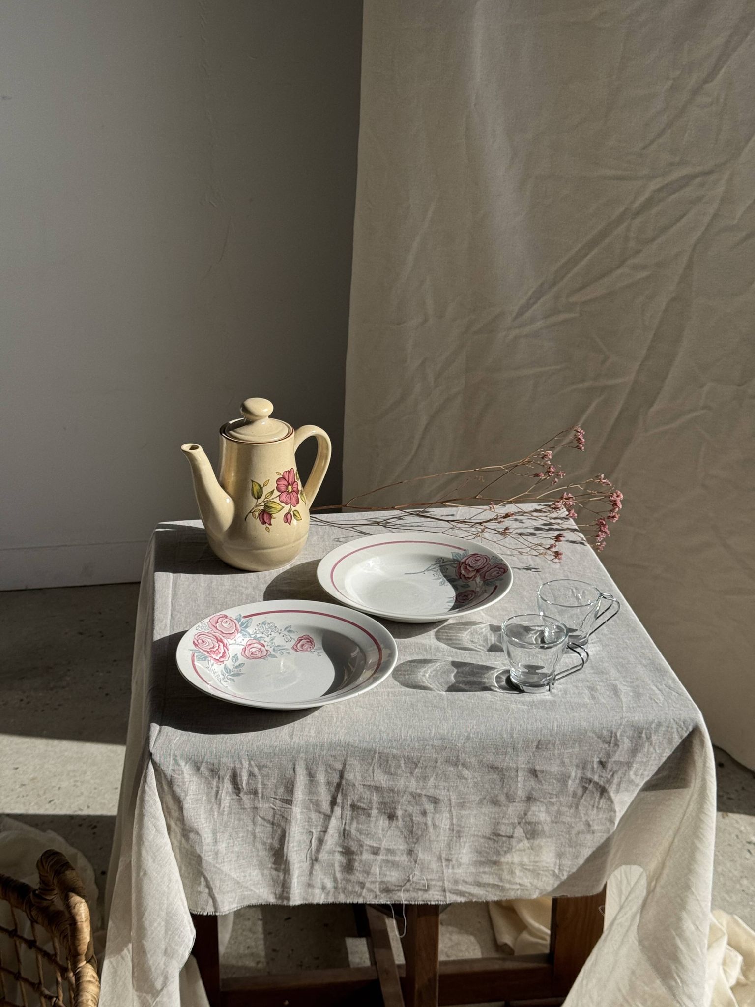 Théière en grès beige vintage à motif de fleurs roses H22