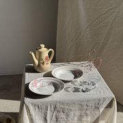 Théière en grès beige vintage à motif de fleurs roses H22