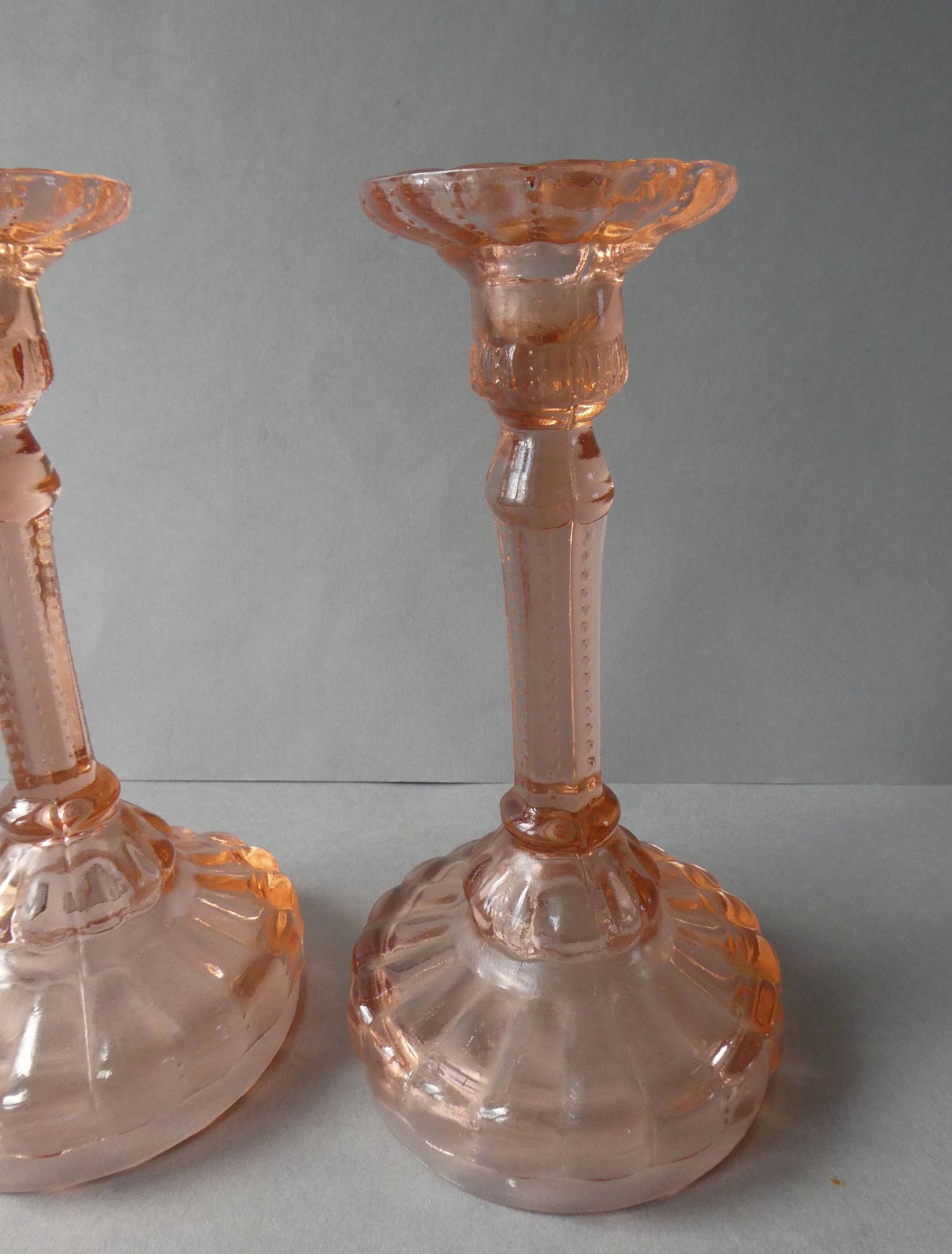 Paire de bougeoirs en verre rose