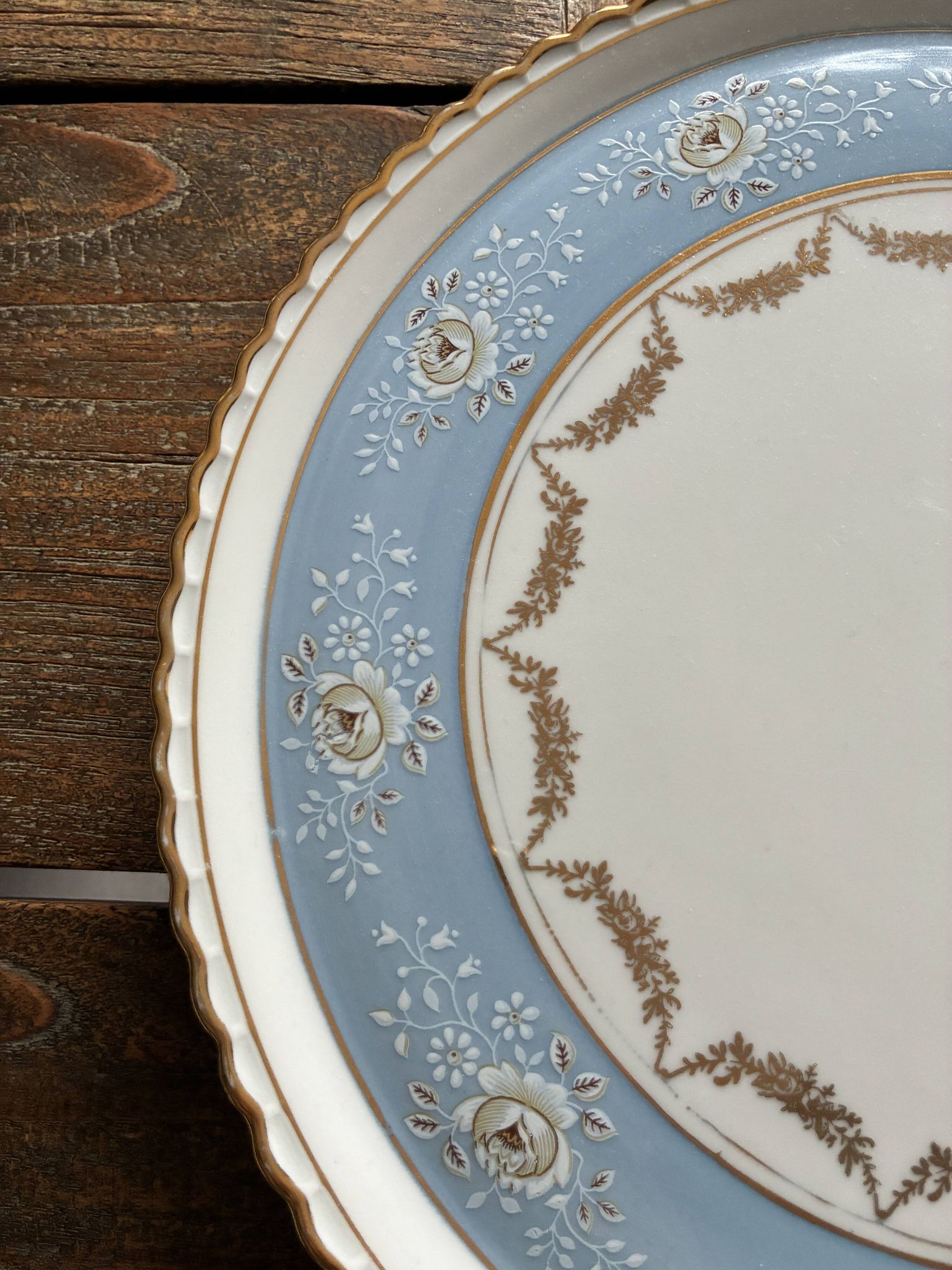 Plat à gâteau bleu pastel en porcelaine d'art