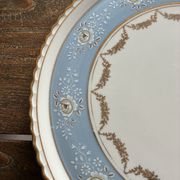 Plat à gâteau bleu pastel en porcelaine d'art
