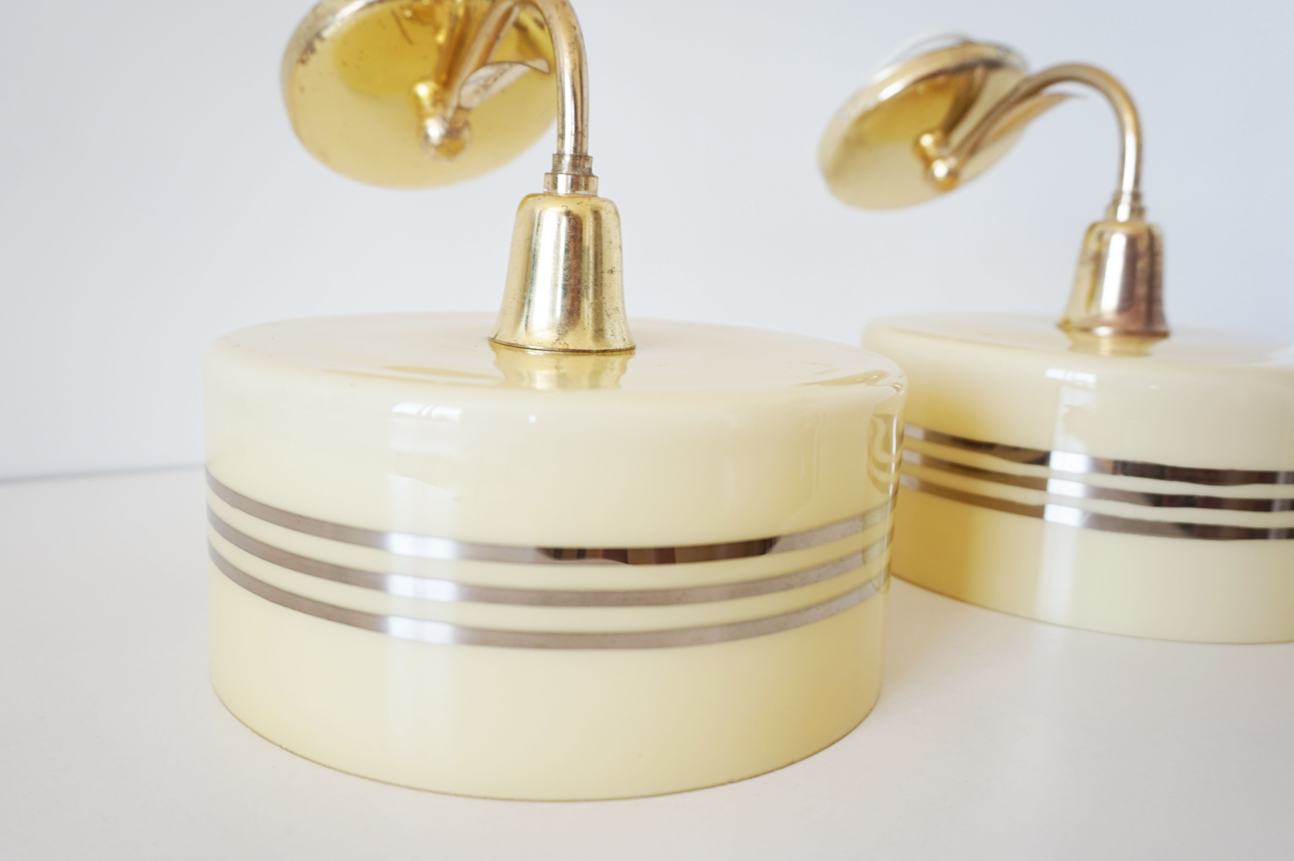Paire d'appliques globe opaline jaune et doré