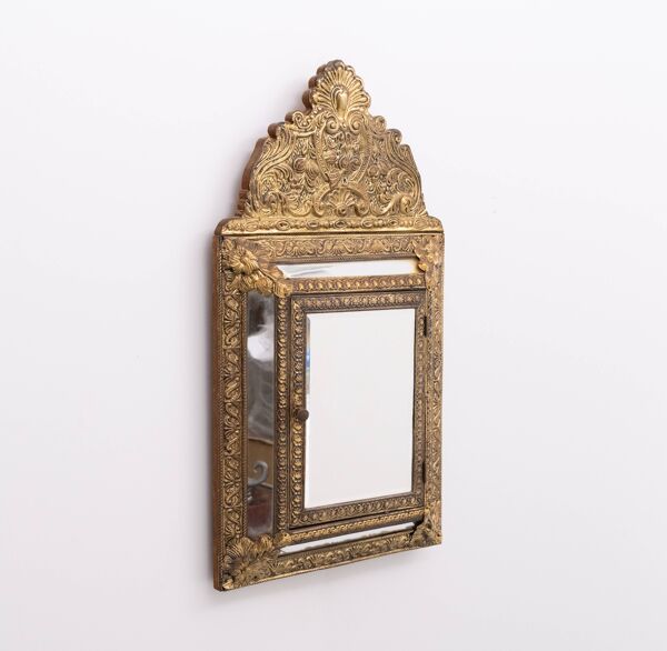 Miroir suspendu en laiton néerlandais ancien orné en repoussé pour cabinet d'entrée