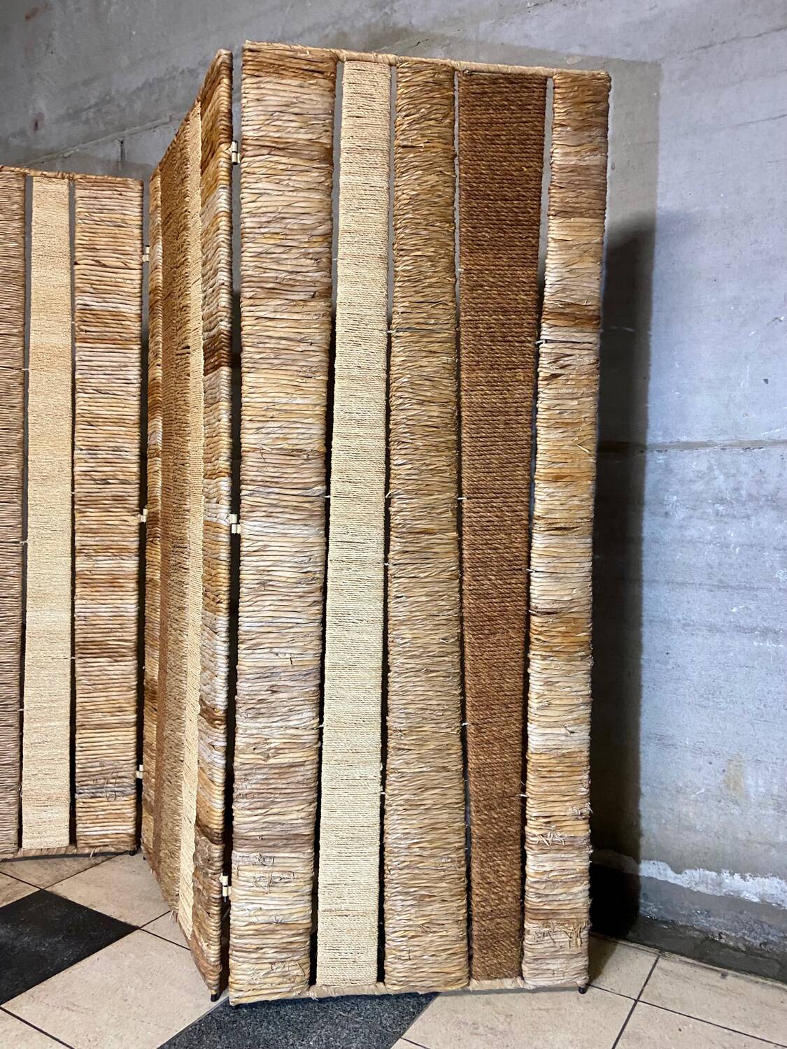 Vintage screen in straw and braided rope