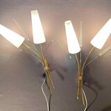 Paire appliques modernes laiton opalines milieu de siècle, Maison Lunel, France, 1950