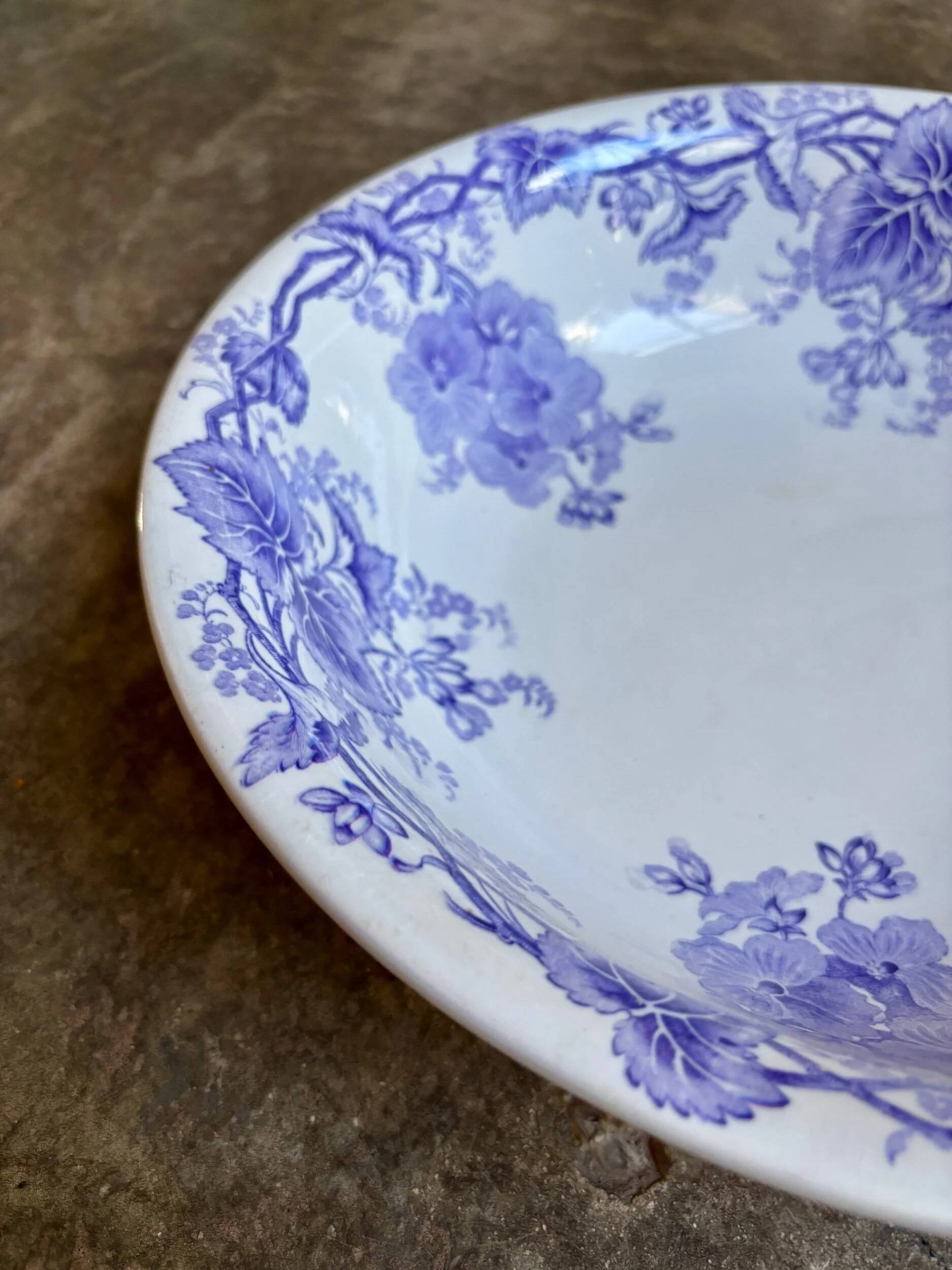 Salad bowl, Maestricht ceramic company, "geranium" service