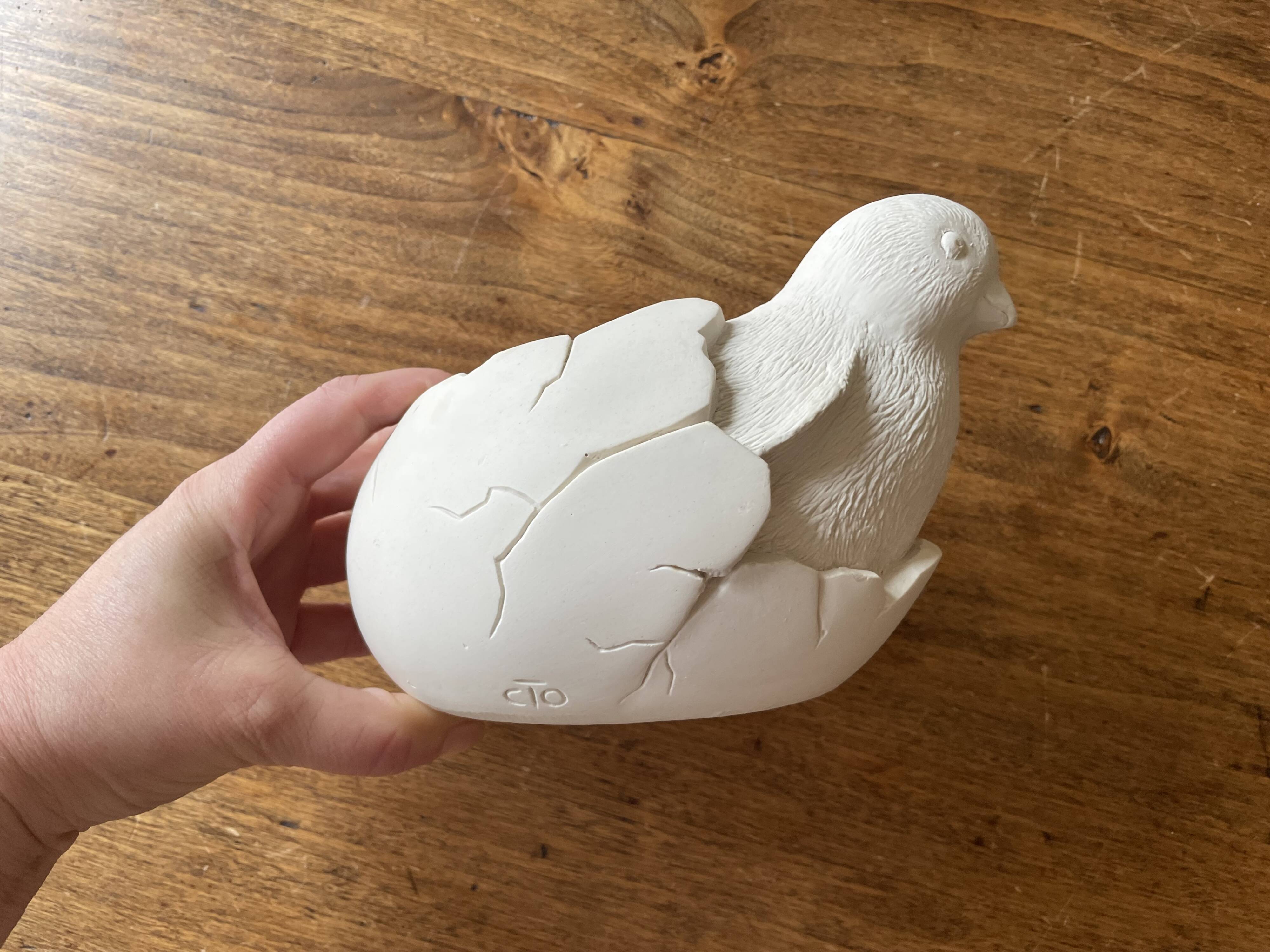 Chick in its egg, decorative plaster - empty pocket