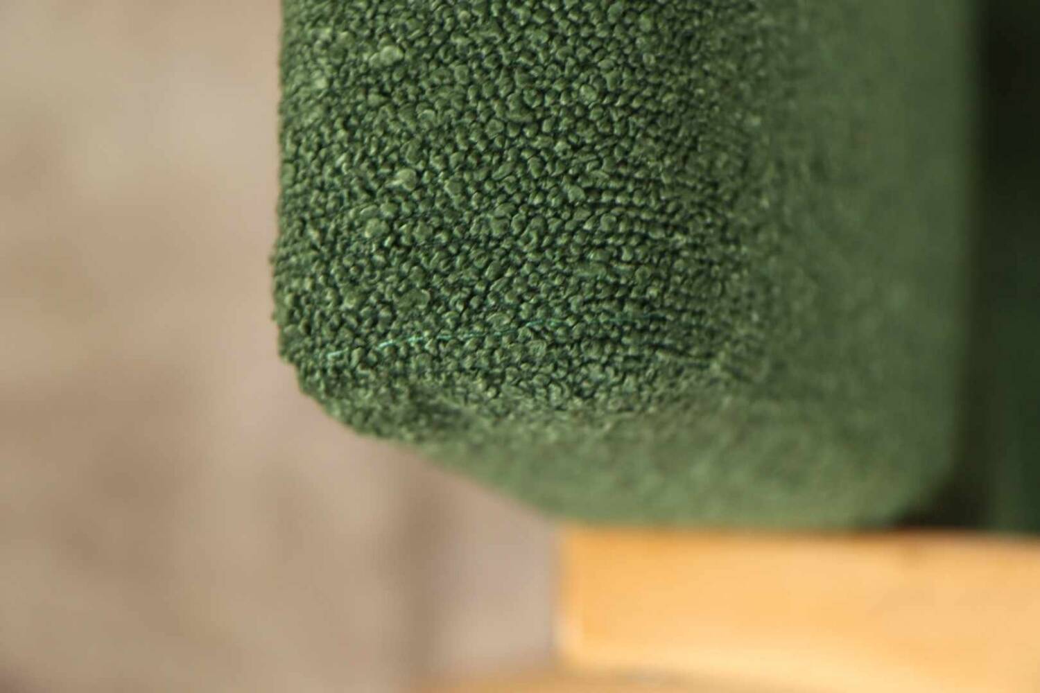 Fauteuil vintage Boucle verte bois naturel après rénovation