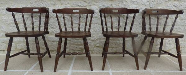 4 chaises en bois massif de style western dites “smockers chairs”, en chêne