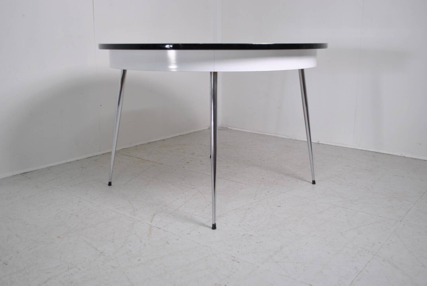 Round Formica table 1970