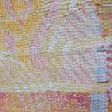 Tissu ou plaid. couvre lit ancien recyclé et assemblé usé volontairement