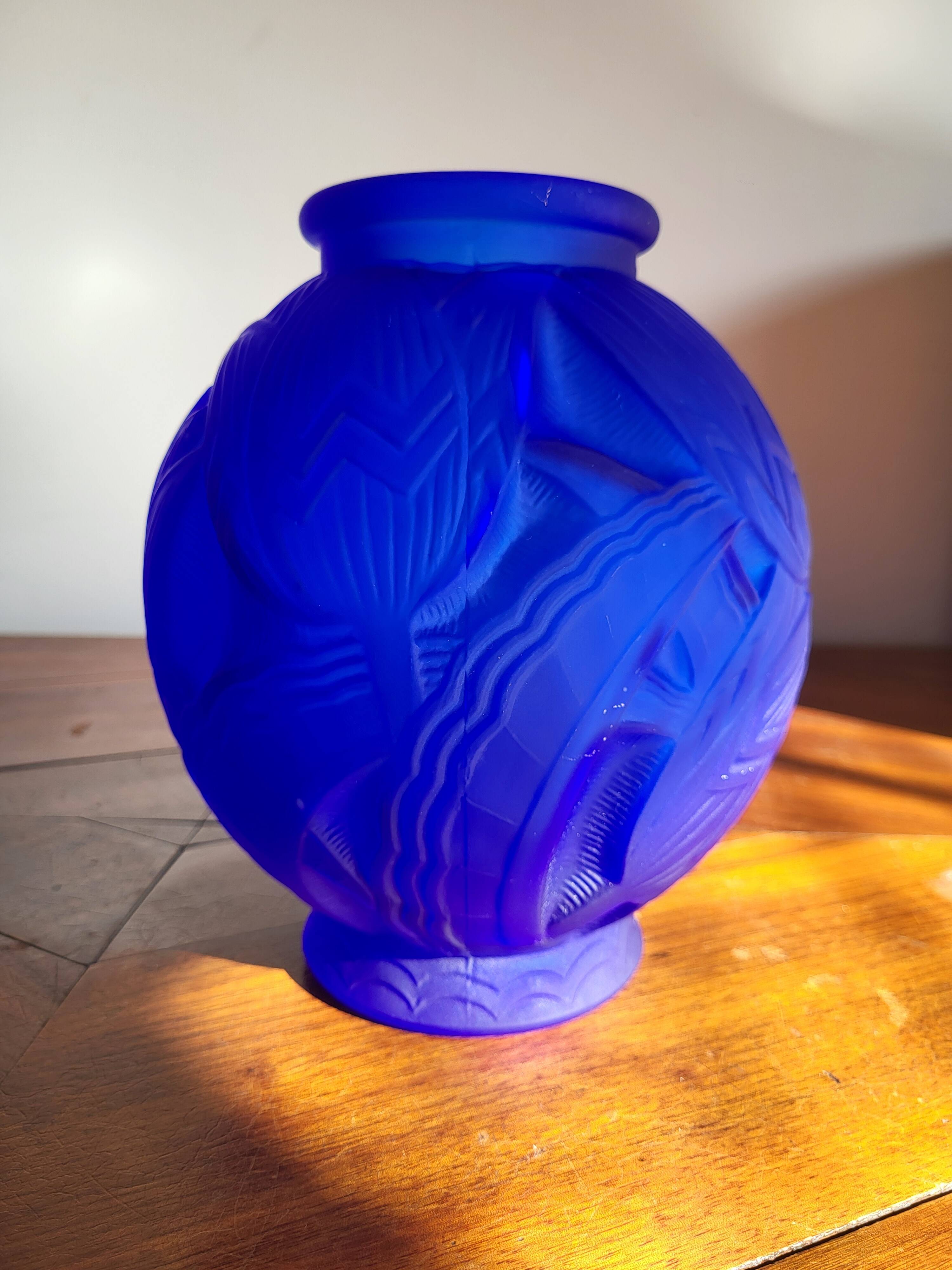 Vase art déco en persglas bleu givré, « Les nénuphars » Pierre D'Avesn