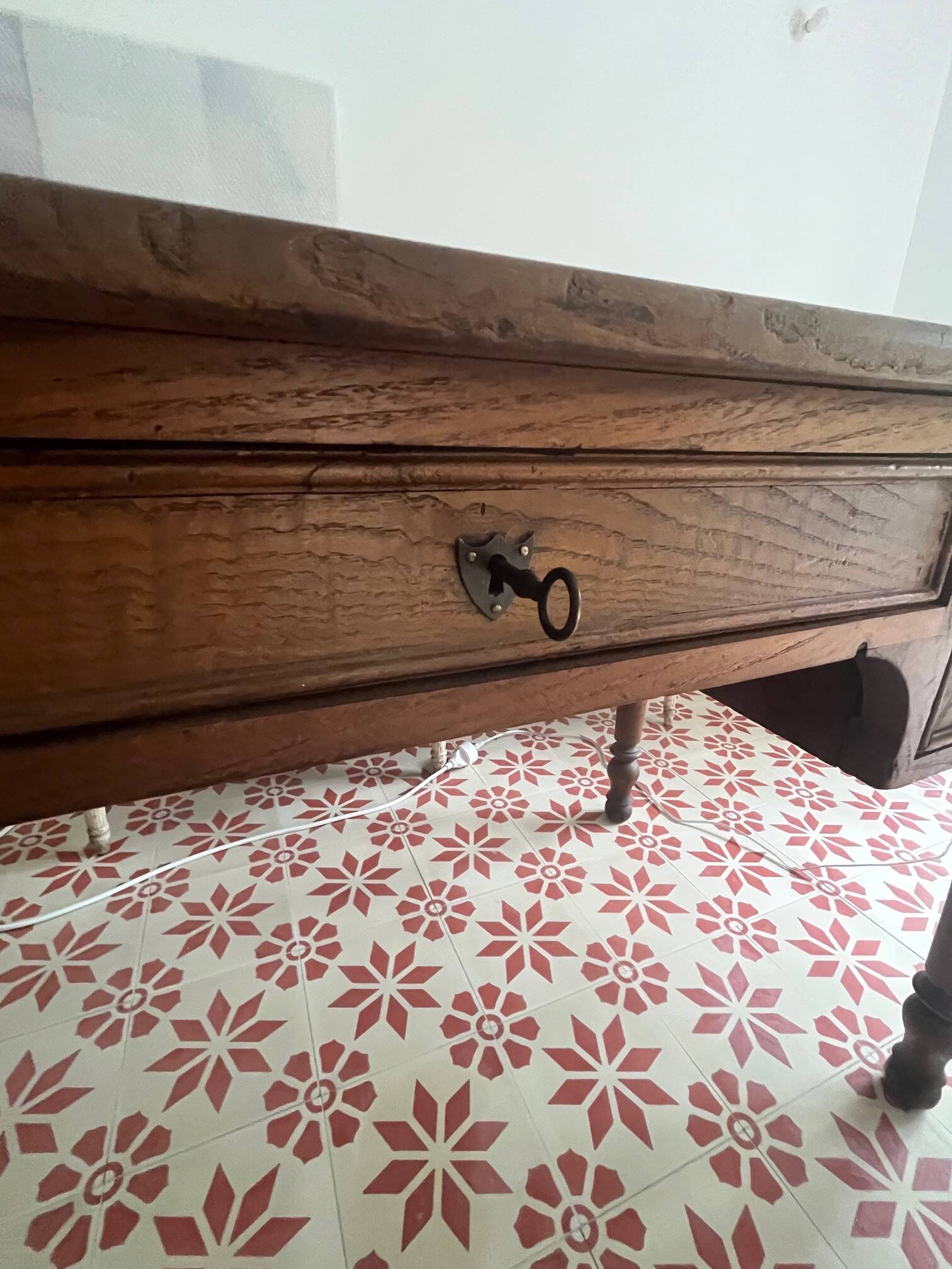 Desk with turned legs