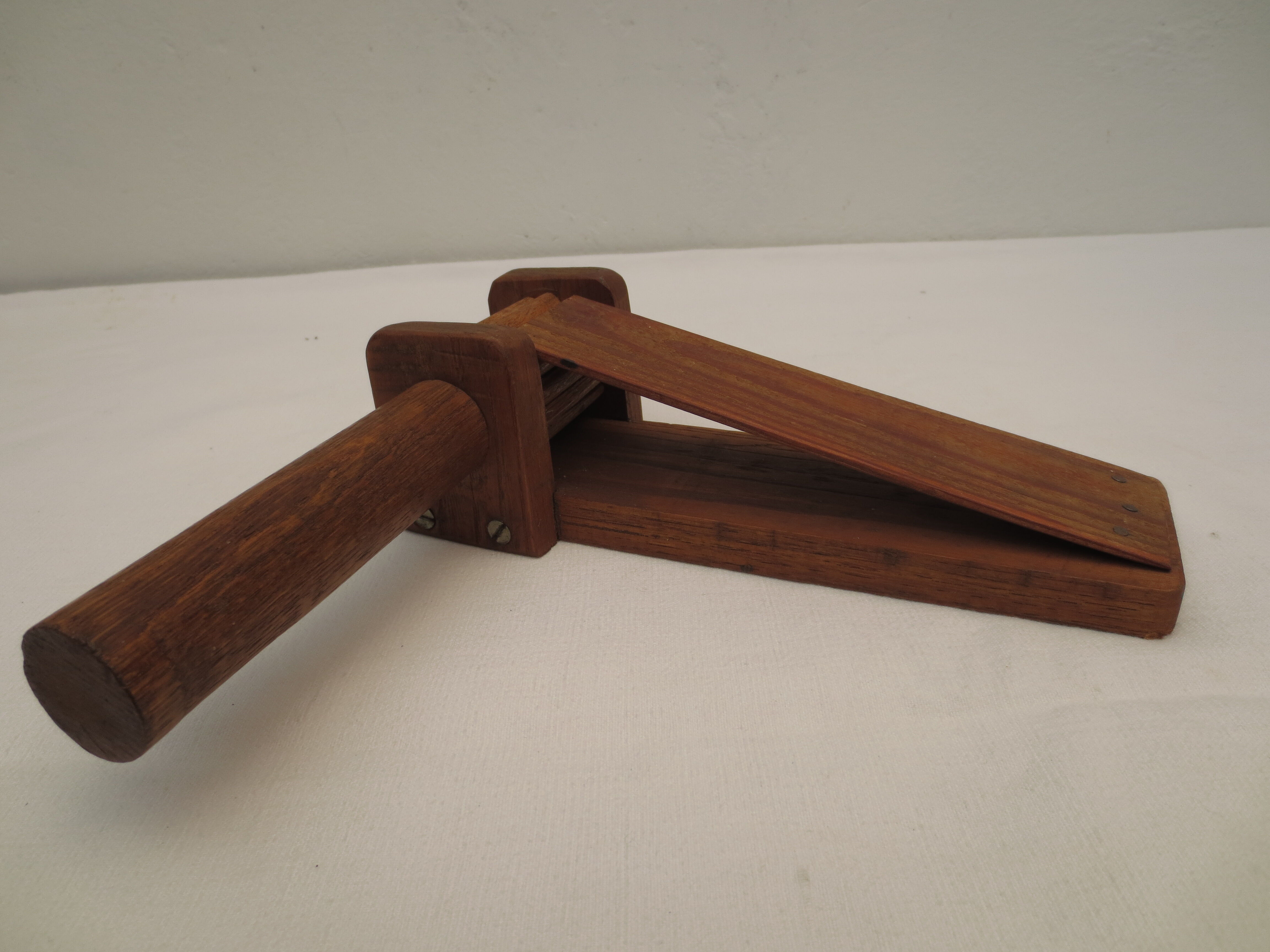 Jouet trés ancien en bois " crecelle" pour enfant