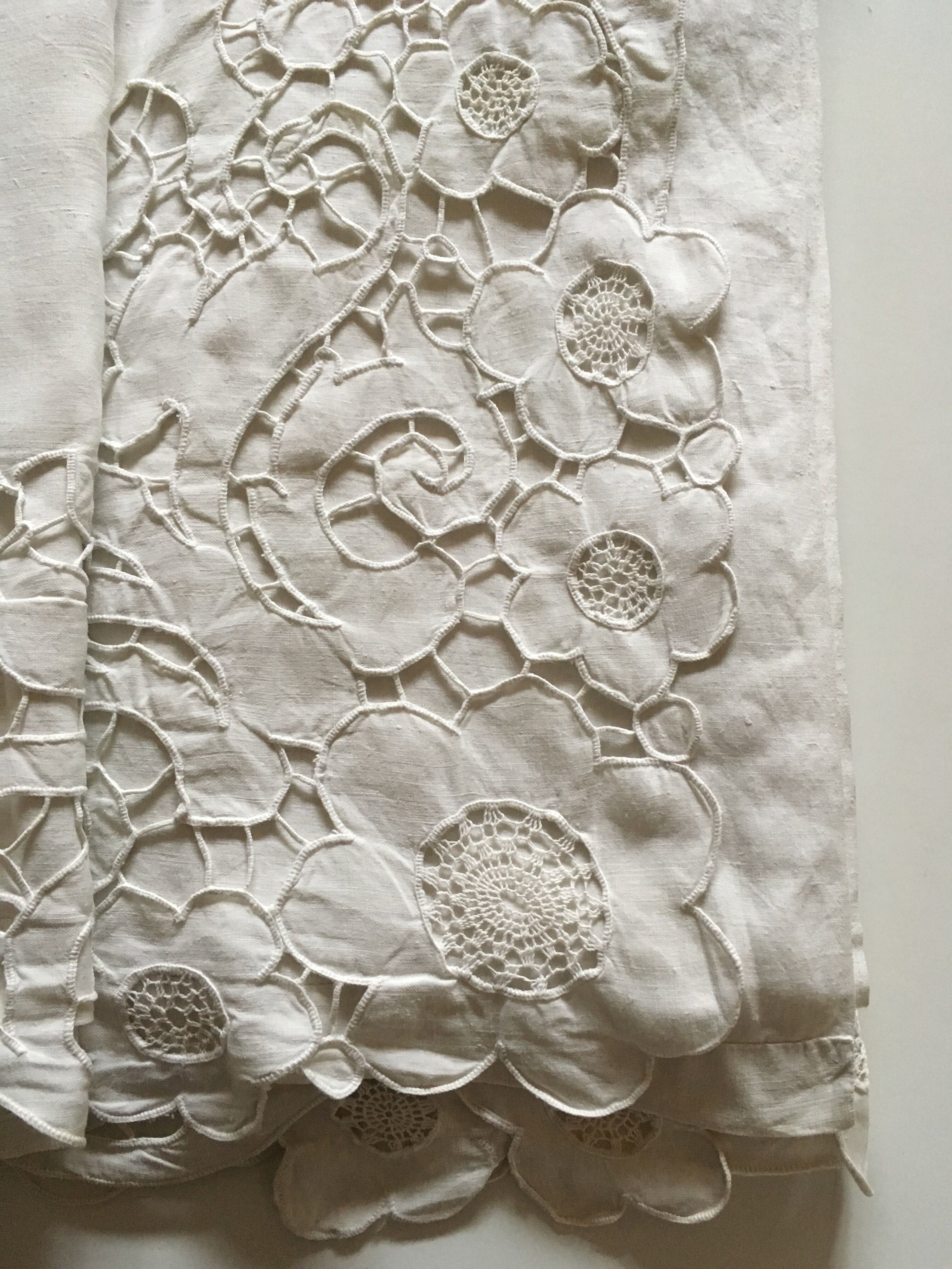 Cloth of linen embroidered setback richelieu figure cp thread Castle