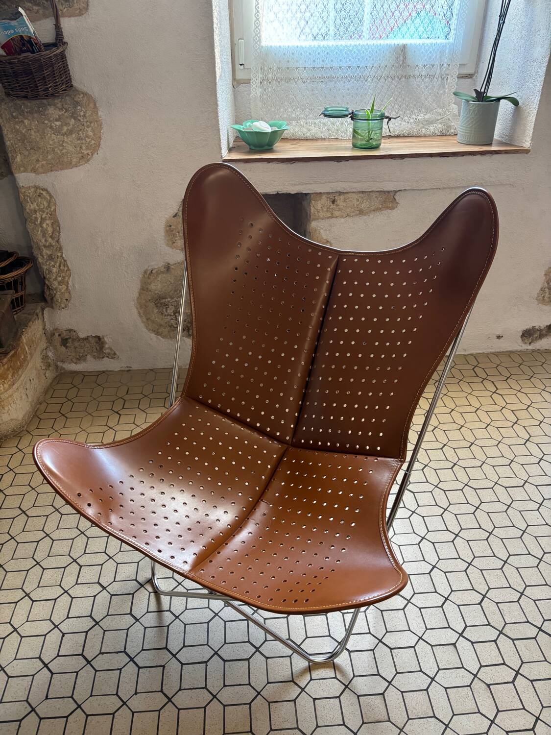 Fauteuil AA Butterfly en cuir perforé marron – design iconique Airborn