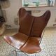 Fauteuil AA Butterfly en cuir perforé marron – design iconique Airborn