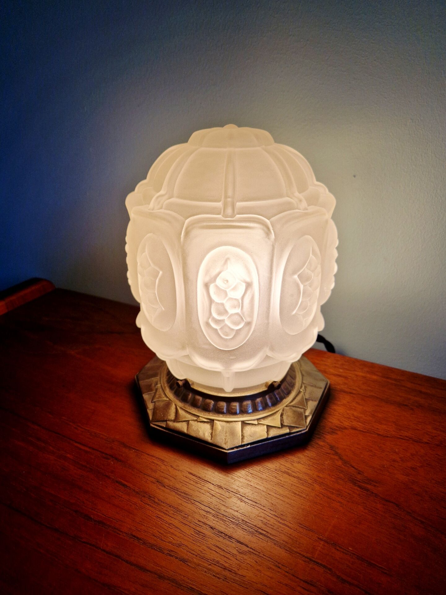 Art Deco night light in nickel-plated bronze and frosted glass, 1920.