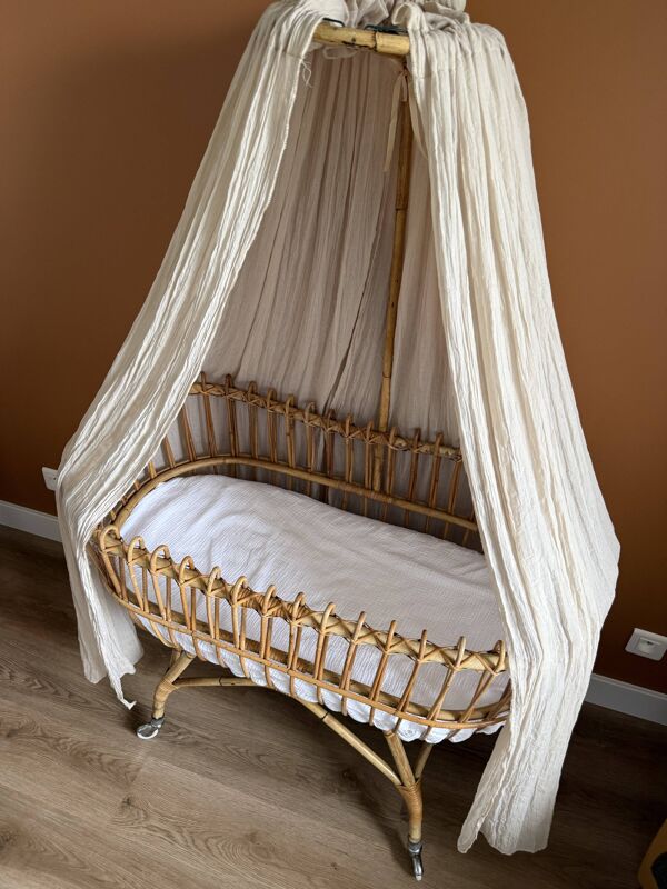 Berceau ancien rotin