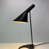 Lampe de table noire conçue par Arne Jacobsen et fabriquée par Louis Poulsen